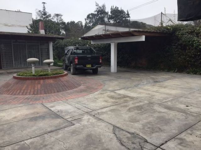 CASA COMO TERRENO EN ESQUINA