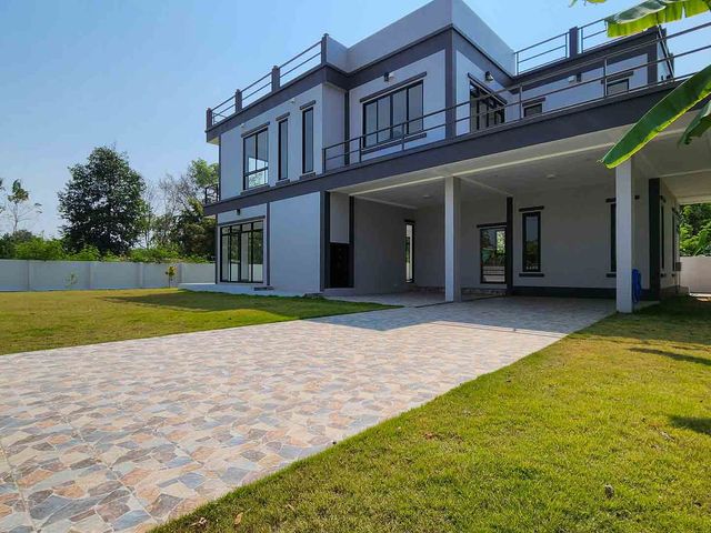 New Modern House With A Large Garden And Rooftop With 360 Nature Views