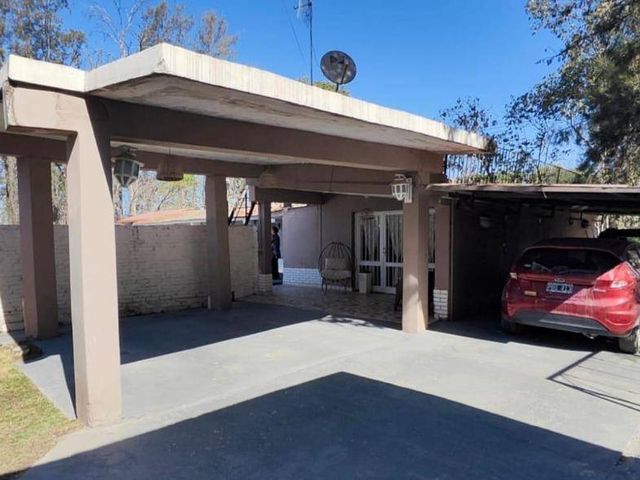 Casa en venta c/ cochera en Otros Barrios