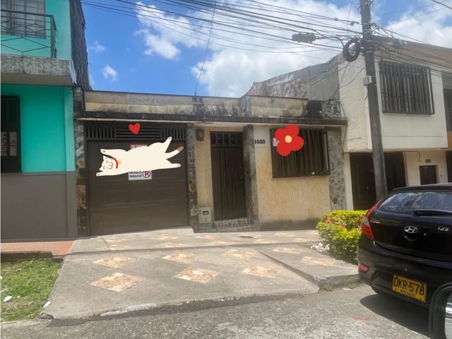 SE VENDE CASA EN EL CENTRO CON GARAJE CERCA  A TODO