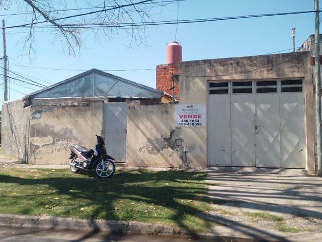 Retasada oportunidad única .Casa + Deposito - Gutierrez y Callao