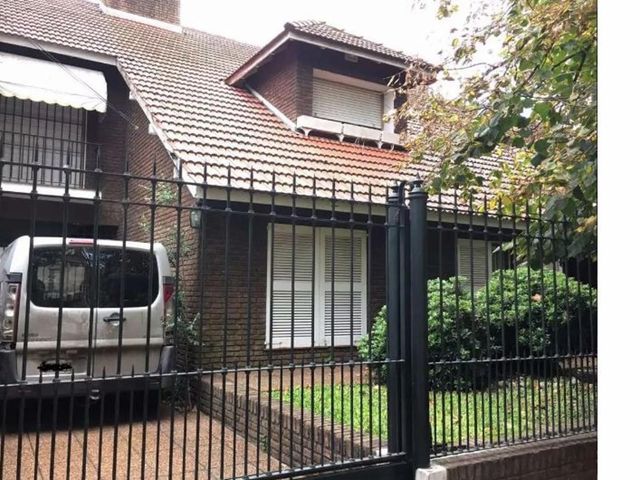 ADROGUE: CASA DE 6 AMB, MUY BIEN UBICADO