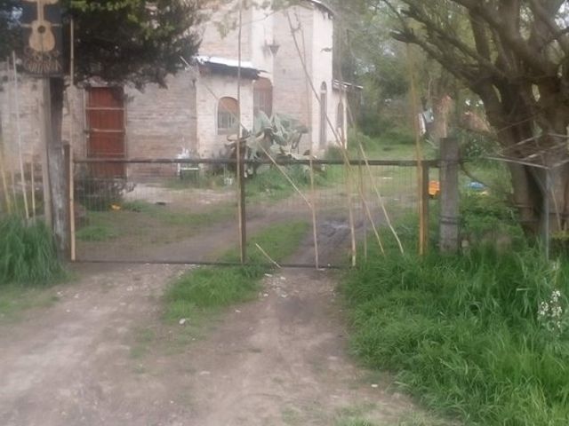 Casa de dos plantas 3 habitaciones, living comedor y baño, emlpazada en un terreno de 10 x 30. Posibilidad de comprar terrenos linderos