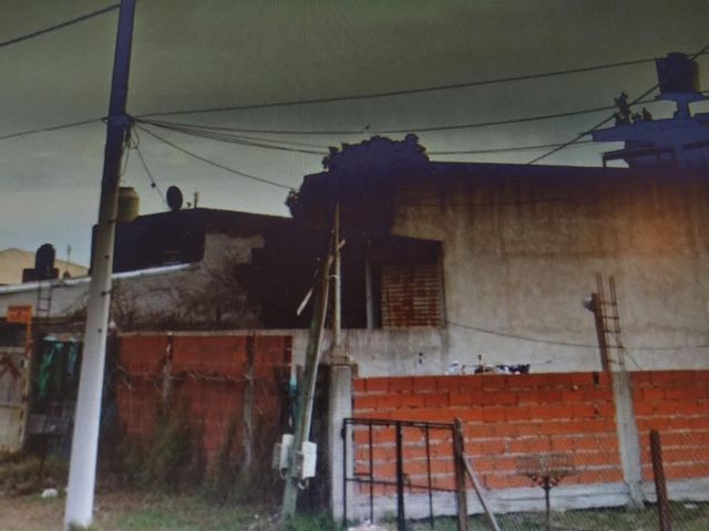 EXCELENTE PROPIEDAD ,EDIFICIO DE DOS PLANTAS CON DEPOSITO,COCHERA Y DEPARTAMENTO,TRES AMBIENTES EN PLANTA ALTA.
