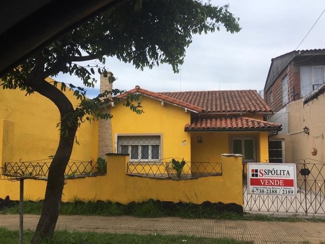 V.Ballester. Casa 3 ambientes entrada para 2 autos, fondo libre con galpón de 70m2