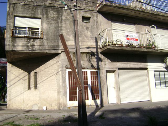 V.Ballester. Roca y 1 de Agosto
PB 3 AMBIENTES, 2 DORMITORIOS, COCINA-COMEDOR, BAÑO
PA 2 AMBIENTES, DORMITORIO COCINA-COMEDOR, BAÑO