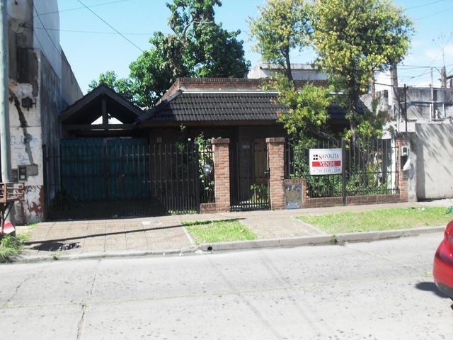 Excelente casa 3 ambientes con entrada para varios autos
2 dormitorios, cocina-comedor, baño, patio y fondo libre