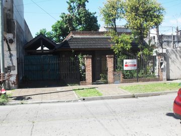 Excelente casa 3 ambientes con entrada para varios autos
2 dormitorios, cocina-comedor, baño, patio y fondo libre
