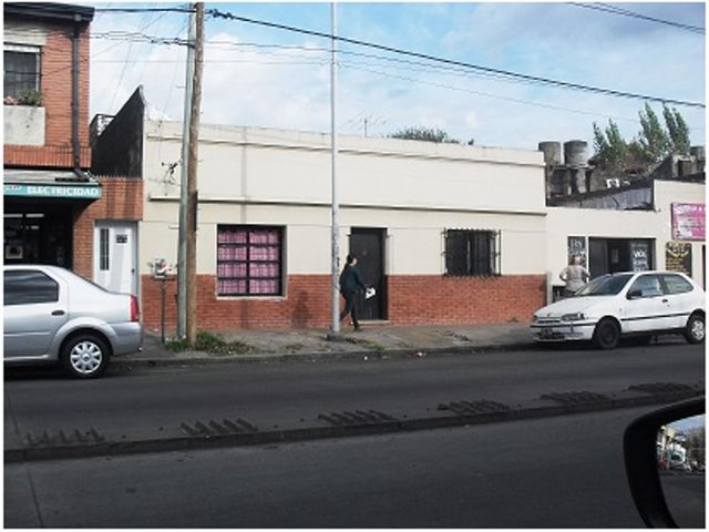 V.Ballester Av Alcorta. Casa 3 ambientes, 2 dormitorios, cocina-comedora, baño y patio