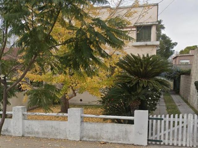 Casa en venta en Marmol 4 ambientes con gran jardin