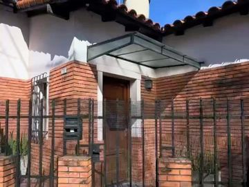 Casa en venta - Banfield (Rincón 605)