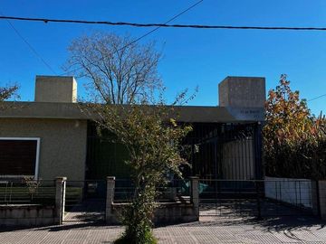 Casa en alquiler c/ cochera en Villa Allende