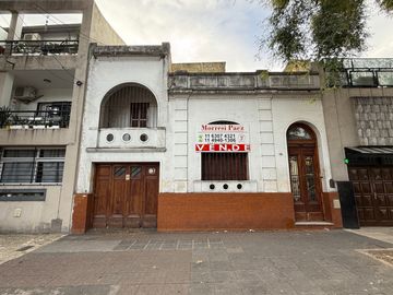 Casa 5 Ambientes  Sobre lote Propio Patio Terraza  Garage a  Refaccionar!!
