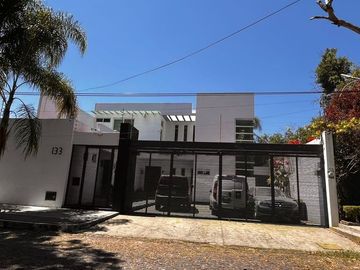 RESIDENCIA LAS FUENTES CON ALBERCA