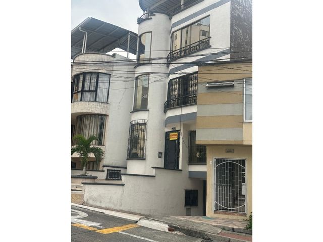 SE VENDE EDIFICIO EN LA CIRCUNVALAR  O CADA APARTAMENTO INDEPENDIENTE