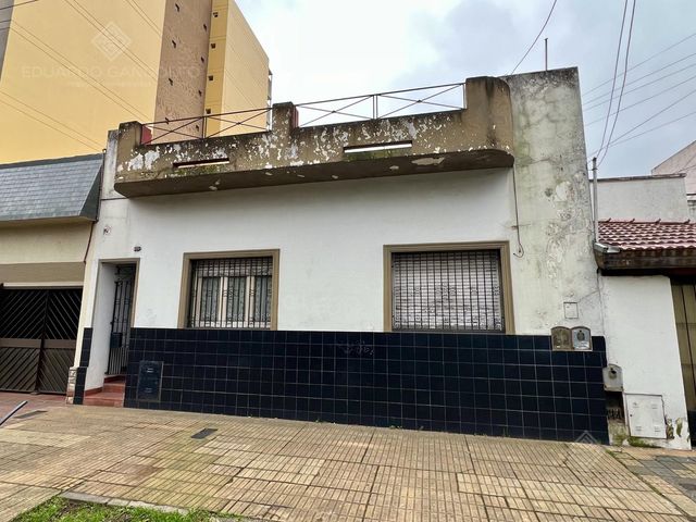 Casa a mts de la Avda - Patio y terraza!!