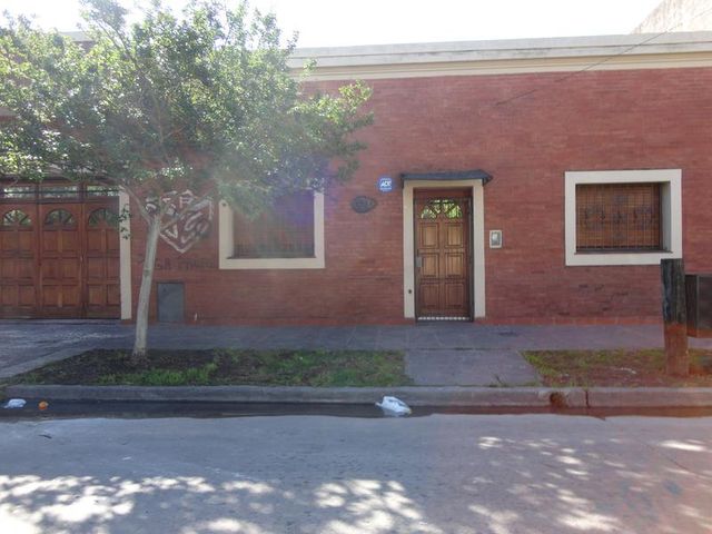 Casa de 2 dormitorios c/garage p/2 autos. Lanús Este.