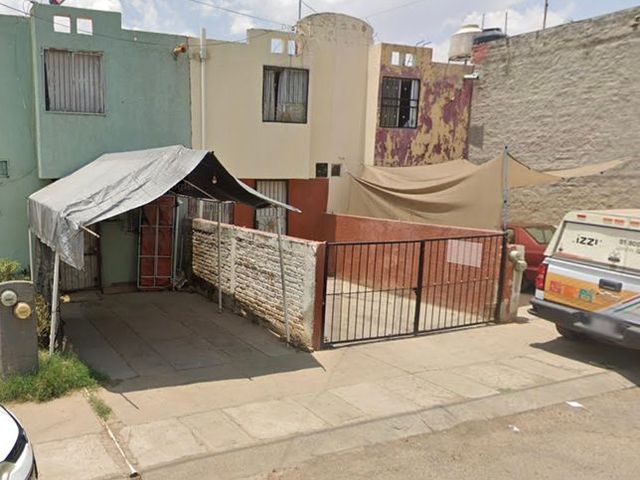 Casa renovada de 2 Recamaras en Jardines de la Reyna