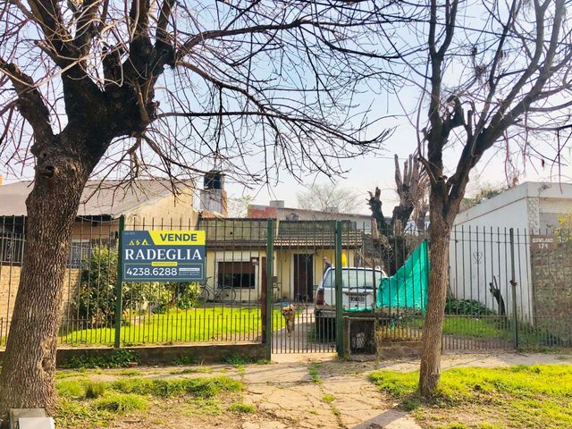 OPORTUNIDAD - Casa estilo americano en Monte Grande a 1/2 cuadra de Av. Fair