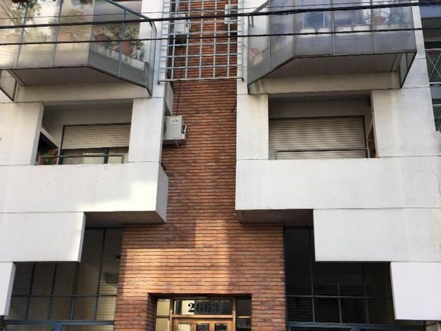 V.Ballester. Dpto de 1  1/2 amb, cocina, baño y balcón al fte con parrilla.