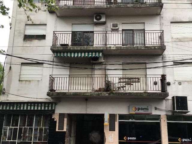 V.Ballester. Dpto 3 ambientes, 2 dormtorios, cocina-comedor, baño y balcón al frente