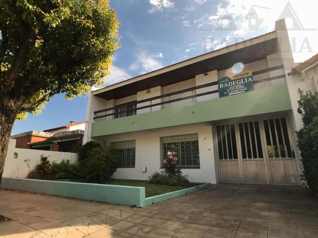 Excelente chalet en dos plantas - a mtrs. de Av. Irigoyen