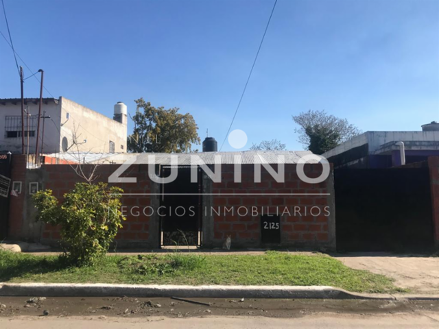 Casa en venta con departamento atrás