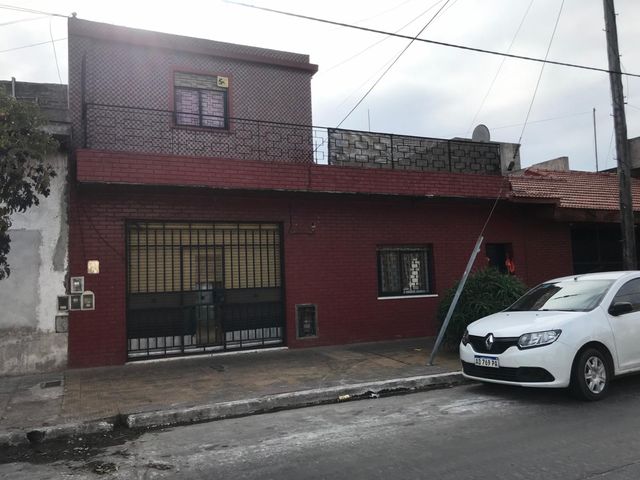 CASA - VENTA - VILLA INSUPERABLE - 2 DEPARTAMENTOS  MAS LOCAL COMERCIAL - IDEAL RENTISTA