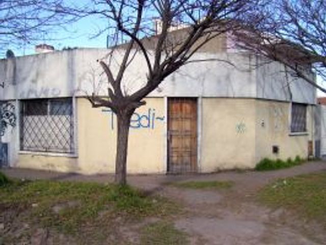 BURZACO. OPORTUNIDAD. CASA TIPO DPTO DE 2 AMBIENTES. EXCELENTE UBICACION. A 1 CDRA DE AV.HIPOLITO IRIGOYEN Y TAN SOLO 8 DE LA ESTACION.