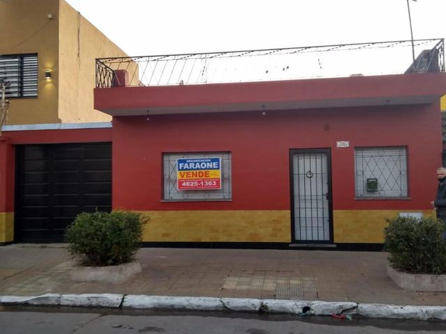 CASA DE 4 AMB.- CALLE ROMA AL 3000 I.C