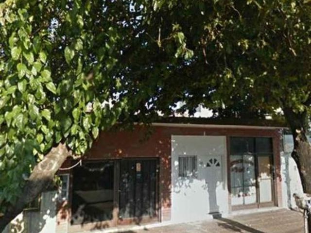 CASA CON DOS LOCALES EN MORON A METROS DE AVENIDA PRINCIPAL IDEAL PROYECTO INMOBILIARIO