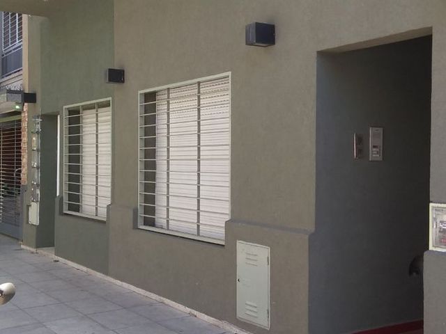 Excelente P.H. al frente de 2 ambientes con balcón