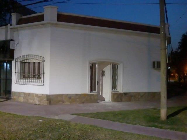 Vende Casa sobre Avda Gral. Paz y 12 de Infantería. en esquina. Oportunidad de inversión.