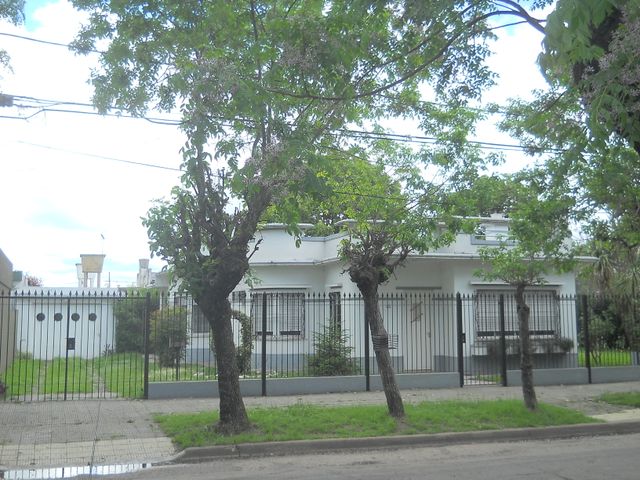 Ituzaingo c/Est- Casa S/ 2 Lotes  625 Mt2---Con 120 Mt2 Cub. de 3 Comodos Ambientes  en Muy Buena Zona  ---Escrituras x Comprador