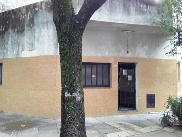 Tipo casa con entrada independiente, 3 ambientes con terraza.