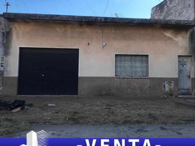 VENTA - LA TABLADA - CASA A REFACCION CON DOS DEPARTAMENTOS y LOCAL COMERCIAL