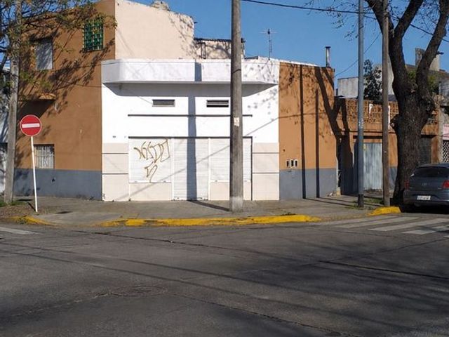 Casa con 2 locales a refaccionar En Venta en Villa Real