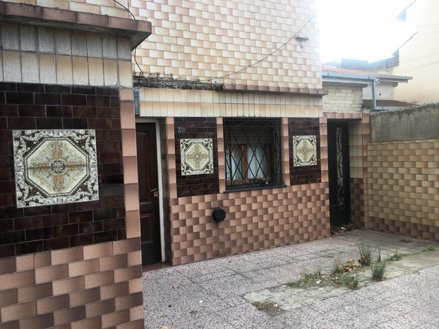 Casa sobre lote propio 8,66 x 25 a metros de Av San Martin falta terminaciones planta alta