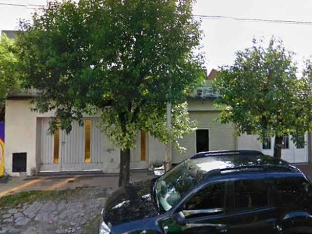 casa de 3 ambientes con local.