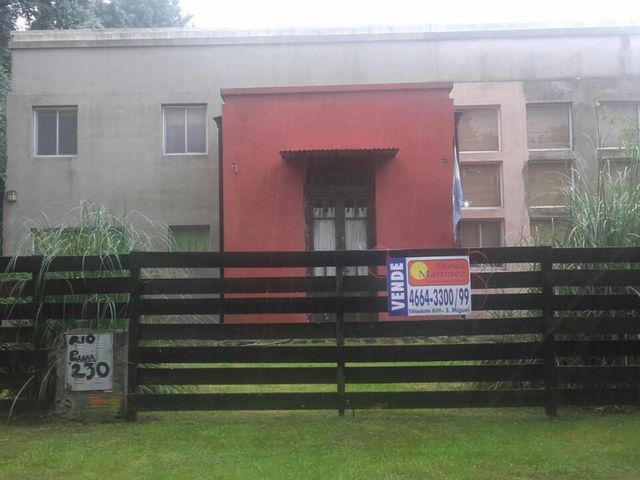CASA 6 AMBIENTES EN R8 Km 74