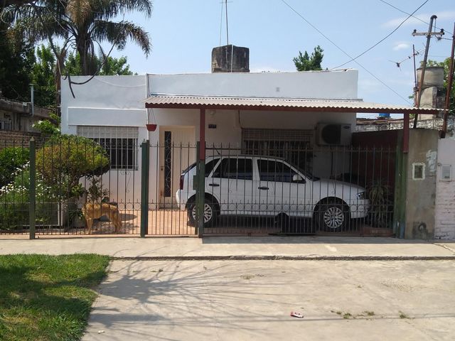 EXCELENTE PROPIEDAD DE TRES AMBIENTES AMPLIOS CON ENTRADA DE AUTO Y FONDO LIBRE