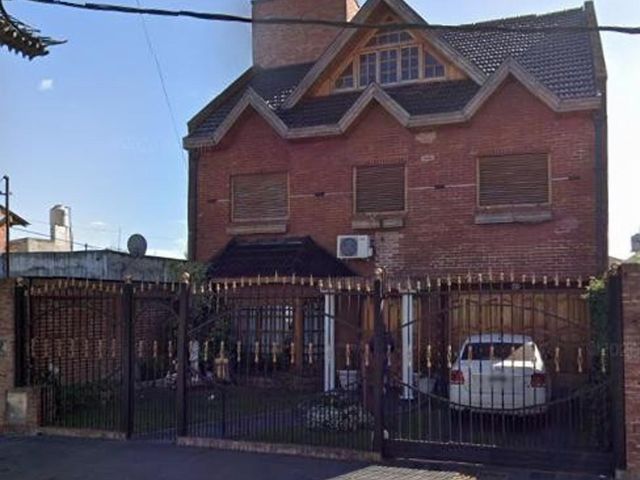 REGIO CHALET DE TRES PLANTAS.- CALLE CARLOS ENCINA AL 3200