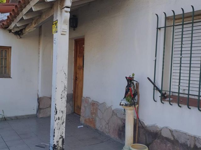 VENTA casa a domoler sobre terreno de 10 x 45,70. Quilmes Oeste. IDEAL INVERSOR