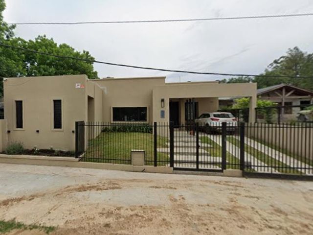 Casa en Barrio Vinelli con galería y pileta