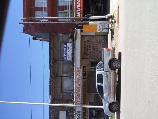 Casa con locales en venta