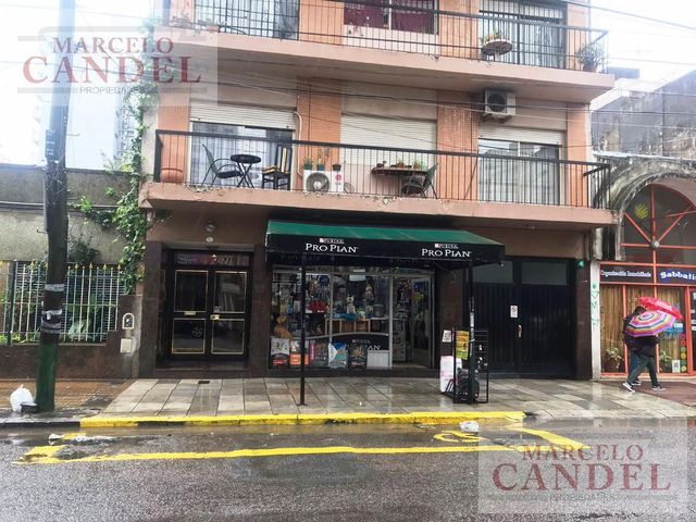 Venta departamento 4 ambientes con balcón al frente en Lomas de Zamora. Semipiso