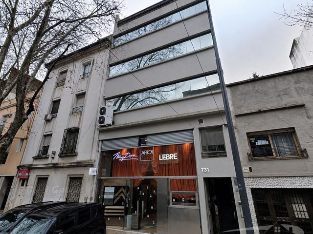 Local + depósito / oficinas / 1900m2 - Planta baja - entre piso + 5 pisos