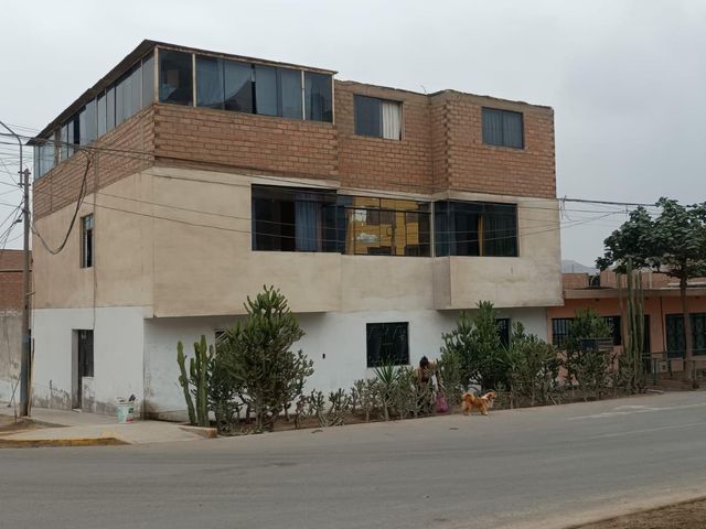 OPORTUNIDAD ÚNICA EN VENTANILLA ALTA!  CASA DE 3 PISOS EN ESQUINA – 200 m²
