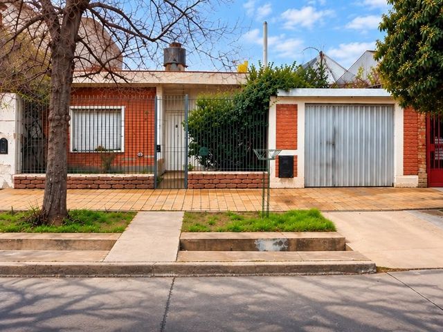 Casa en venta c/ cochera en San Rafael