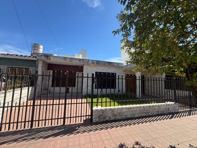 Venta casa 4 dormitorios con patio b Ayacucho